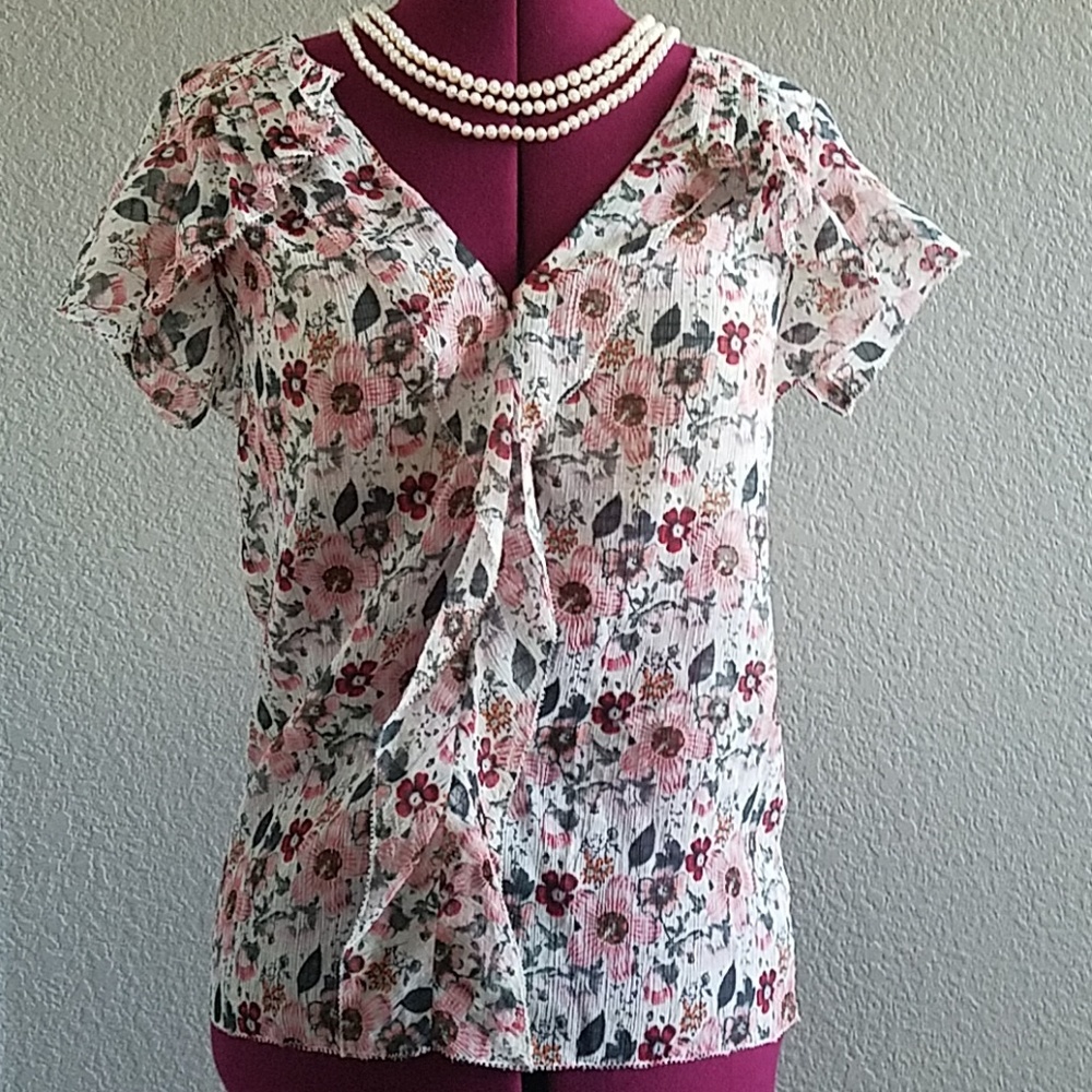 Studio M dainty romantic flower top 🌺